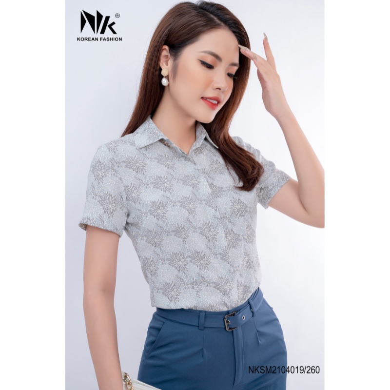 Áo Sơ Mi Nữ Cổ Đức Cộc Tay Hoạ Tiết NK FASHION, Thiết Kế Dáng Suông Công Sở Thoáng Mát NKSM2104019