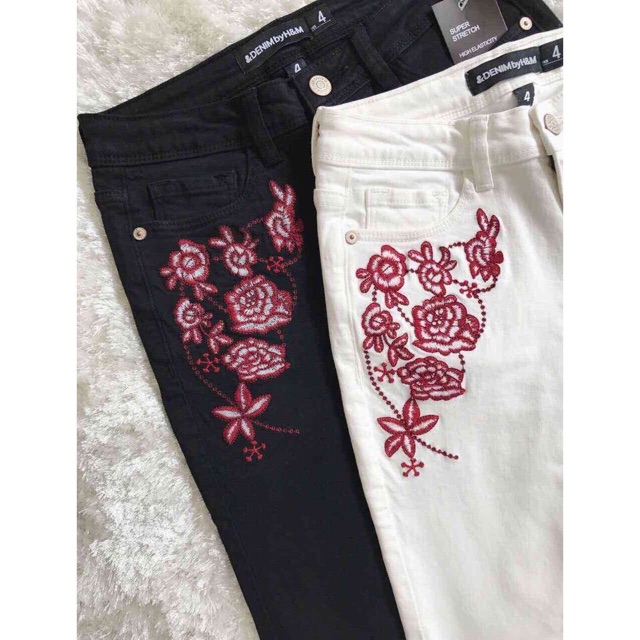 Jeans trắng thêu hoa