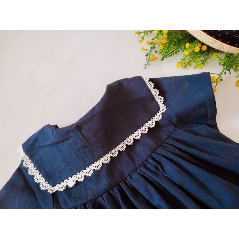 Đầm linen thủy thủ viền ren trắng cho bé gái