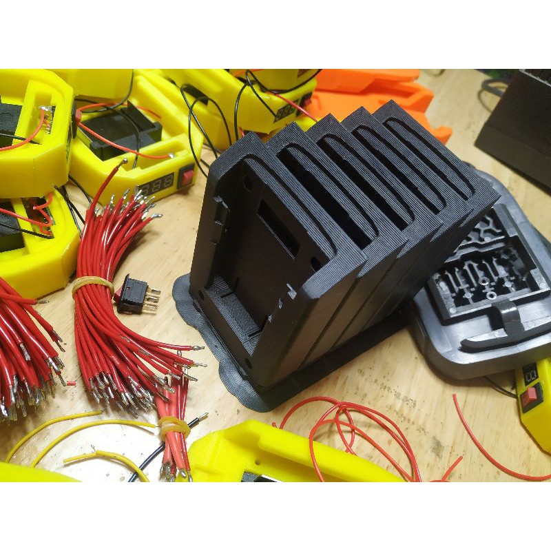 ( MTools ) Đế lấy nguồn từ pin DEWALT 20v