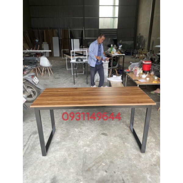 bàn mặt gỗ nâu dài 1m4