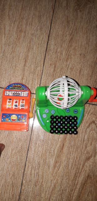 Một cái trò chơi gồm 1 quay lô tô hoặc 1 quay số bằng nhựa