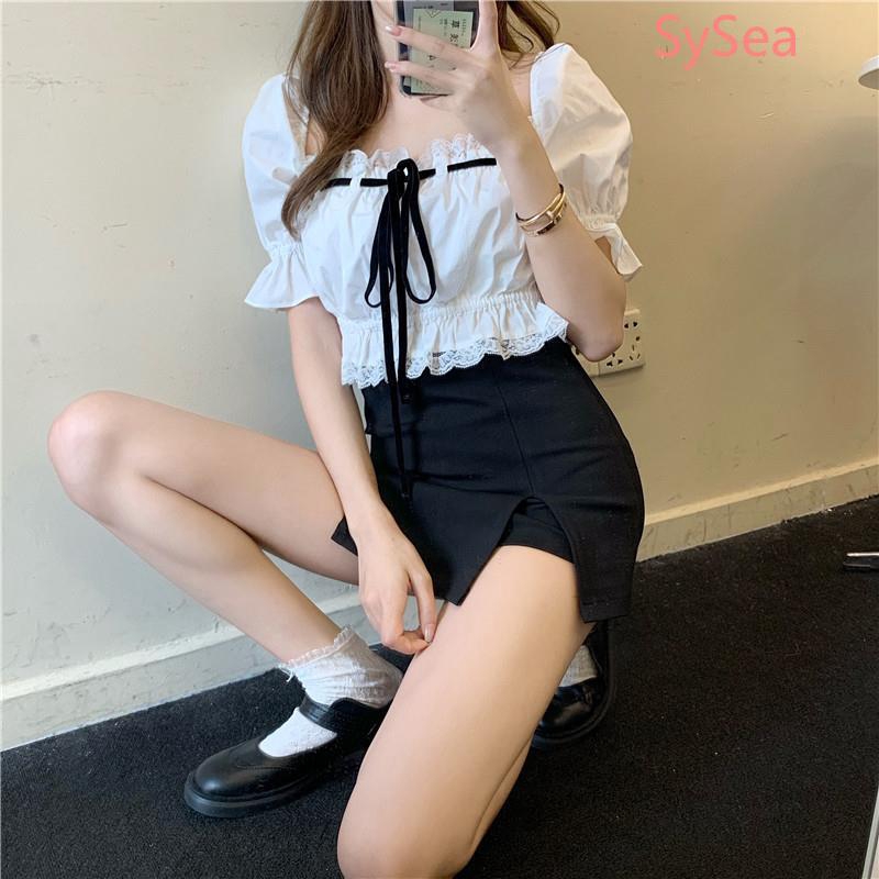 Áo Kiểu Tay Phồng Phối Ren Và Chân Váy Đen Phong Cách Nữ Tính