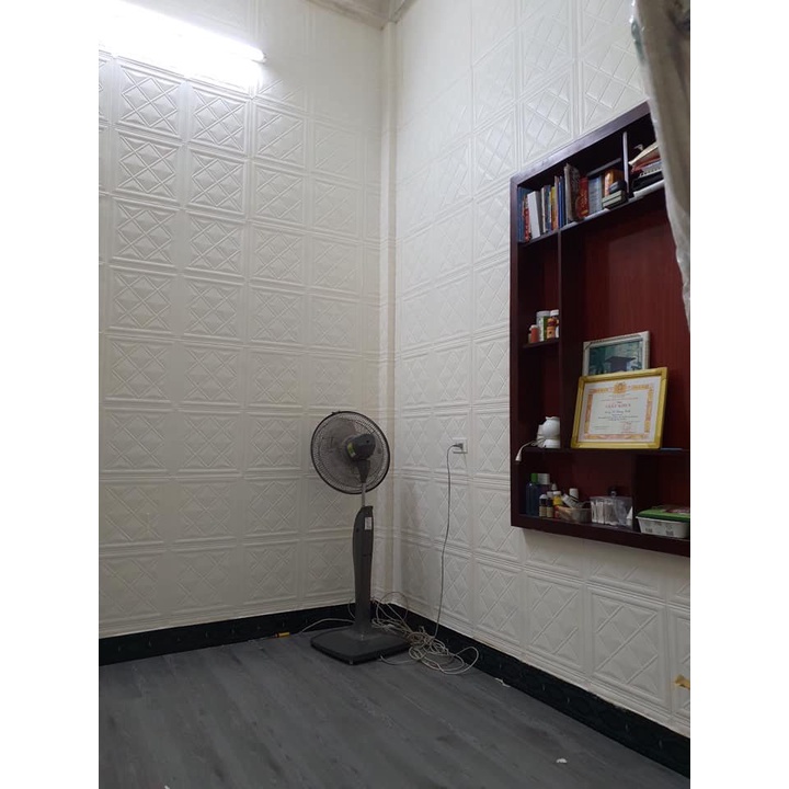 Xốp 3D Ô Vuông Chéo Kích Thước 70cm*70cm Sẵn Keo Bóc Dán Tiện Lợi