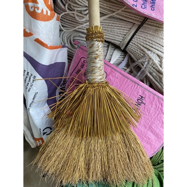 Chổi rơm quyét nhà cán gỗ dài 140 cm