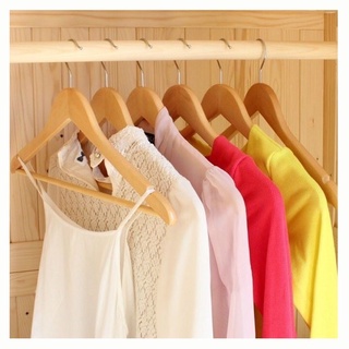 Móc treo quần áo, móc gỗ tam giác có thanh ngang size 44cm, có thiết kế rãnh chống trượt ở vai, dùng cho shop