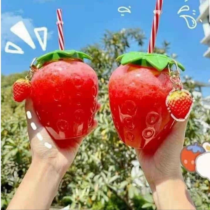 BÌNH NƯỚC DÂU TÂY KÈM MÓC KHÓA VÀ ỐNG HÚT SIÊU YÊU - DT 500ML