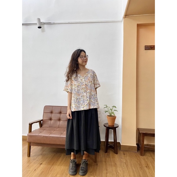 Áo cổ V hàng nút