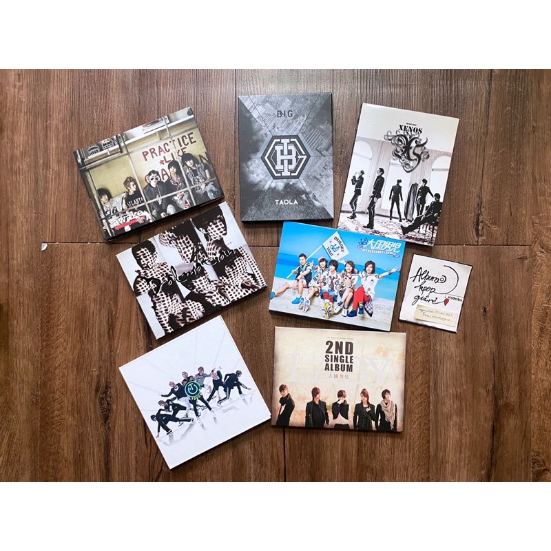 Album tặng kpop jpop albumđã khui seal, bao gồm Cd và photobook như hình.