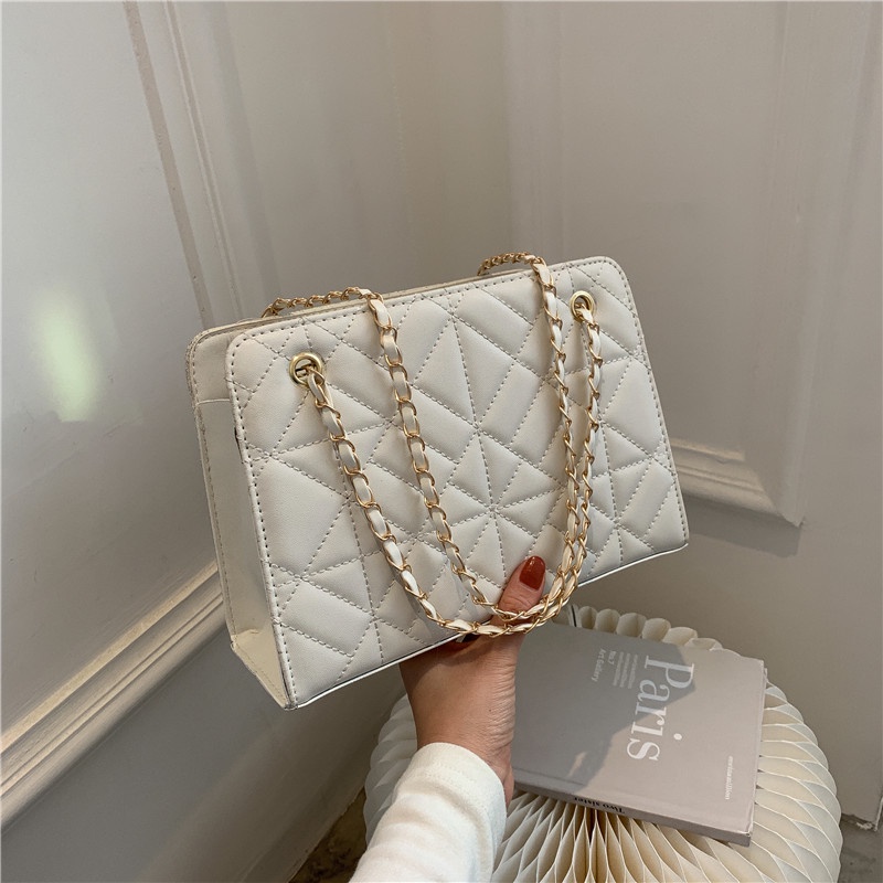 Túi xách nữ họa tiết quả trám dây đeo xích  ST26