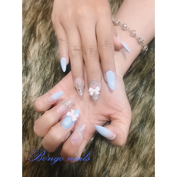 nails box móng úp thiết kế tông xanh biển và kim tuyến, kết hợp chiếc nơ xinh xắn 001