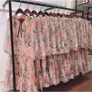 Váy hoa hồng dài tay bèo tầng nơ cổ