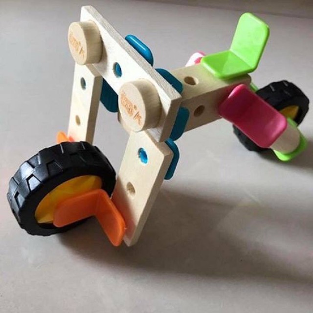 Lắp ráp phương tiện giao thông bằng gỗ