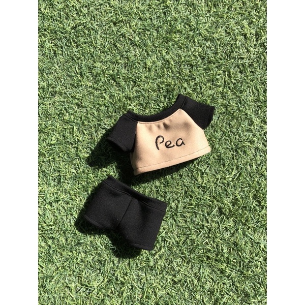 Bộ đồ phối nâu đen thêu chữ Pea cho doll 15cm 20cm