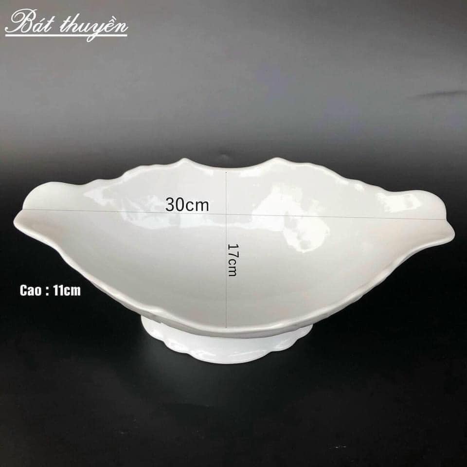 Bát thuyền, đĩa thuyền đựng bày gà cúng thắp hương