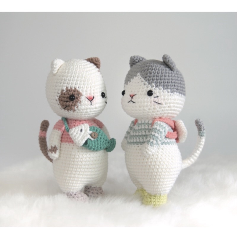 Mèo đeo túi cá len handmade cute 25cm