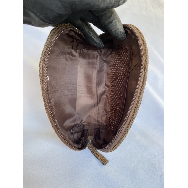 Túi ví chuẩn si. Túi ví qua sử dụng. Khách vui lòng xem hình nếu muốn biết thêm thông tin sản phẩm mời khách vô chat nhé