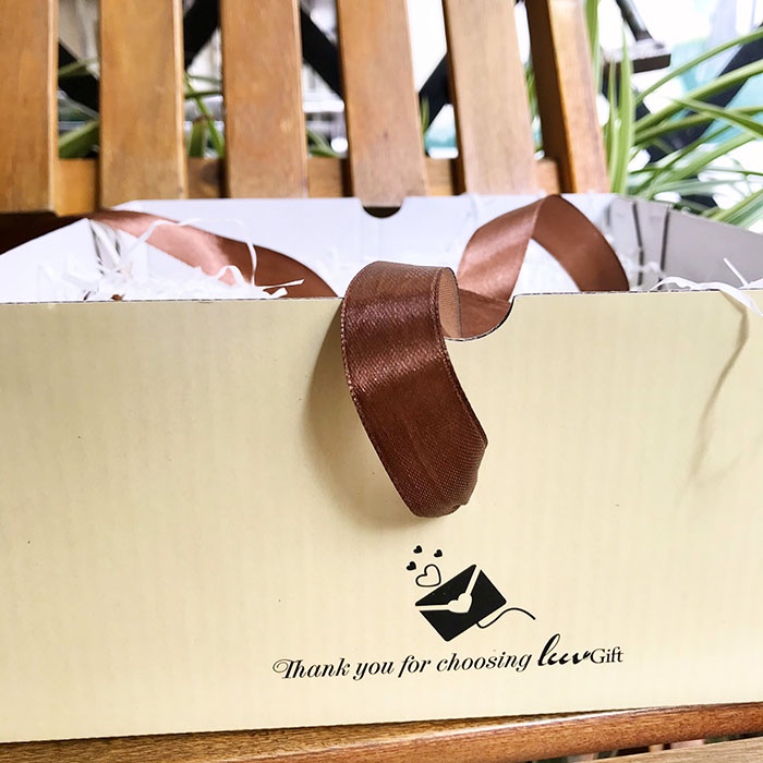 Hộp đựng quà vuông trắng sữa LuvGift - hộp quà kèm nơ, rơm lót | BigBuy360 - bigbuy360.vn