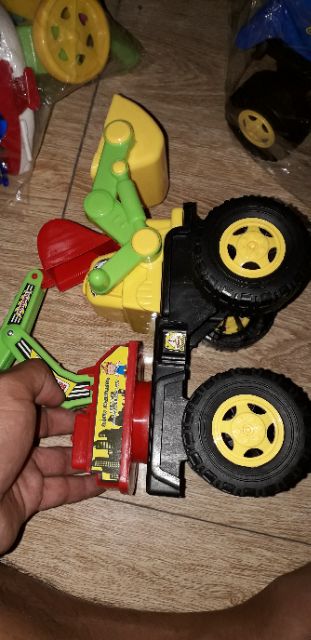 Xe mô hình 2 trong 1 vừa cạp vừa ủi bằng nhựa chạy chớn