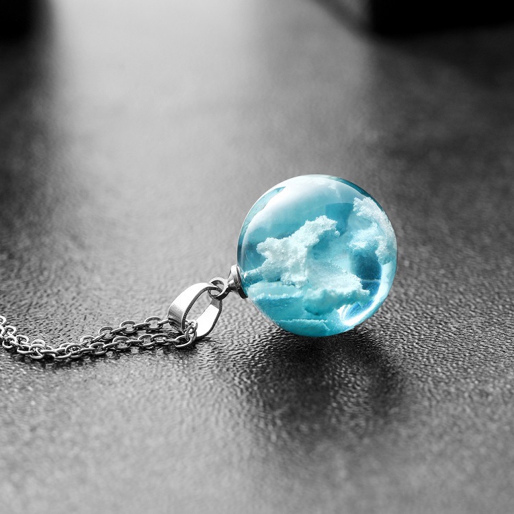 Vòng cổ mặt resin hình tròn trong suốt họa tiết bầu trời xanh và mây trắng phát sáng trong bóng tối thời trang cho nữ