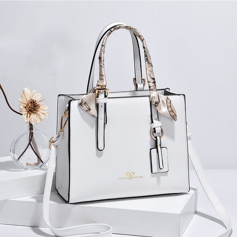 Túi xách đeo vai thiết kế đơn giản hợp thời trang