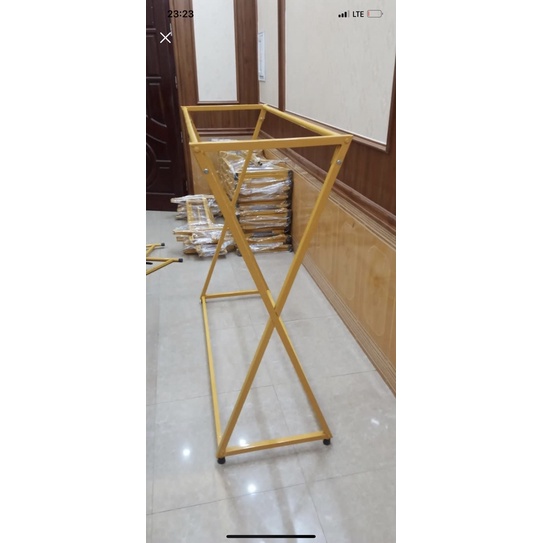 Mẫu kệ chữ x treo quần áo cho shop