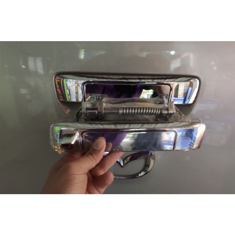 Tay mở cốp tích hợp cam lùi