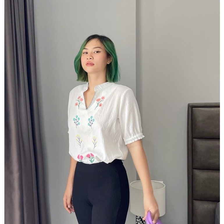 Áo thêu hoa tơ đũi cổ trụ xẻ. Hình thật shop chụp cận vải