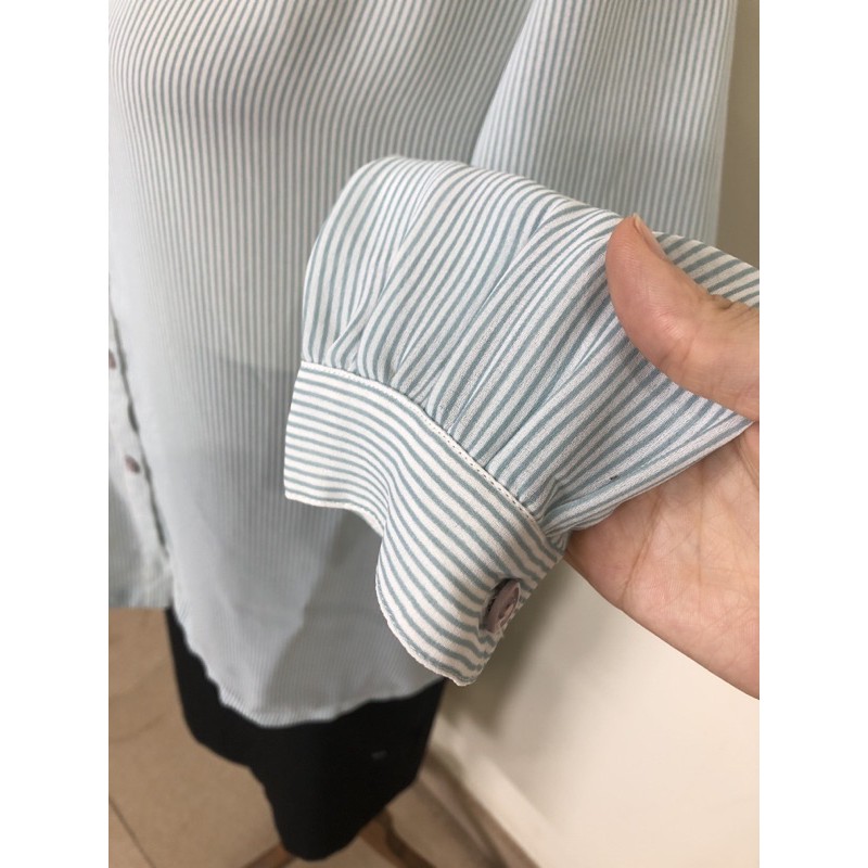 size M to L áo sơ mi voan kẻ sọc xanh trắng 2hand chất đanh mềm rủ mới còn tag