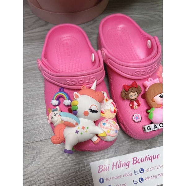 Dép cờ róc nhẹ pony béo và cô gái ôm quả đào