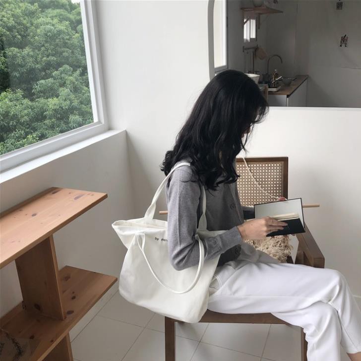Túi tote canvas đeo vai dáng basic dễ phối đồ, thuận tiện đi làm hằng ngày