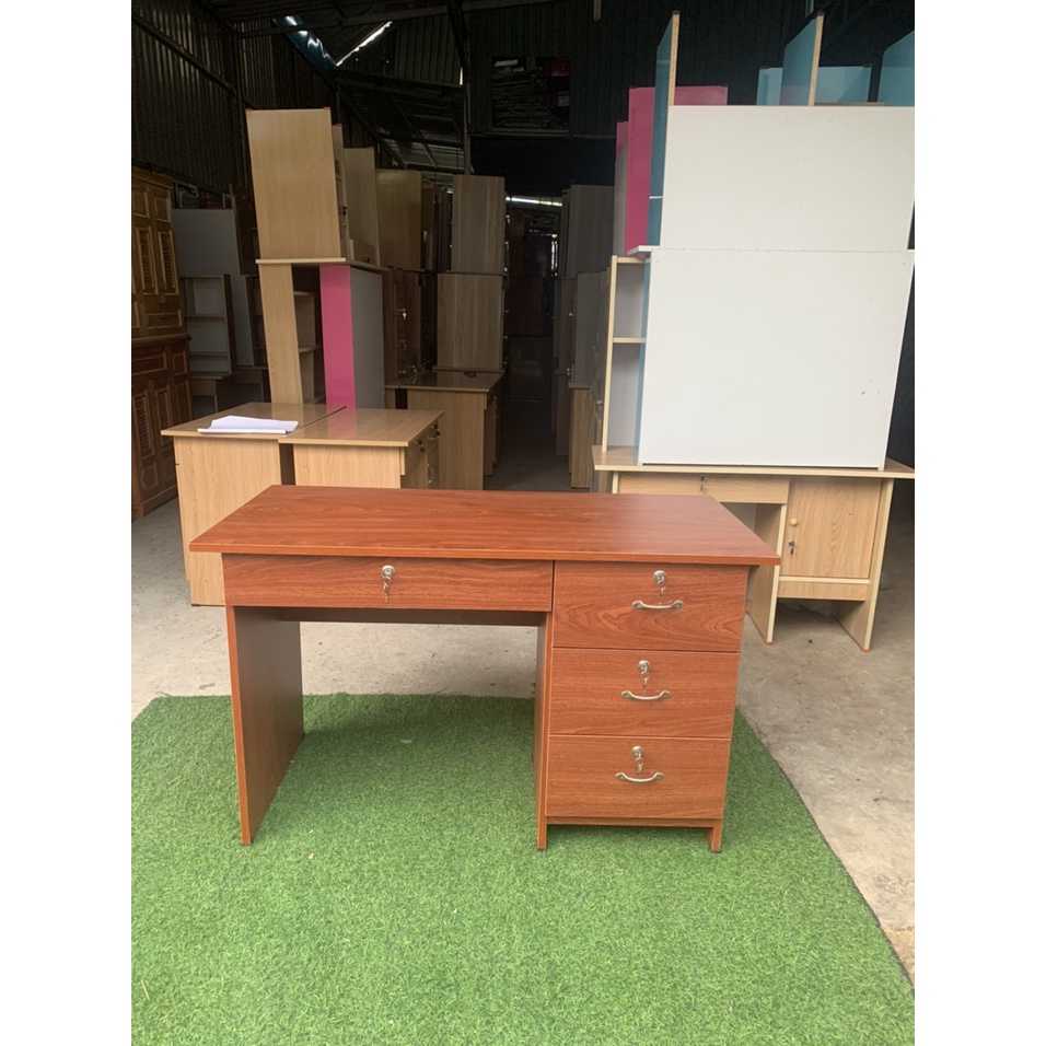 Bàn làm việc gỗ min dùng cho văn phòng chống trầy xước 4 hộc khóa màu nâu đậm sang đẹp hcm