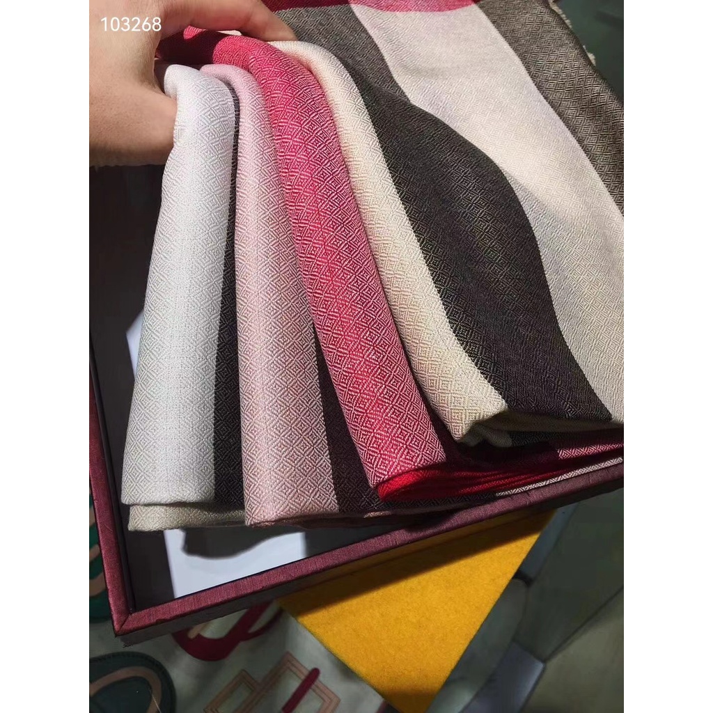 Khăn Choàng Burberry Vải Cashmere Họa Tiết Kim Cương Kiểu Cổ Điển