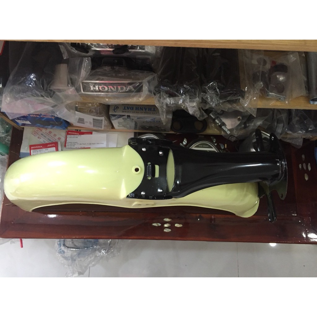 Dè nhựa sau honda 67 có cóc  gắn biển số đi kèm- màu vàng
