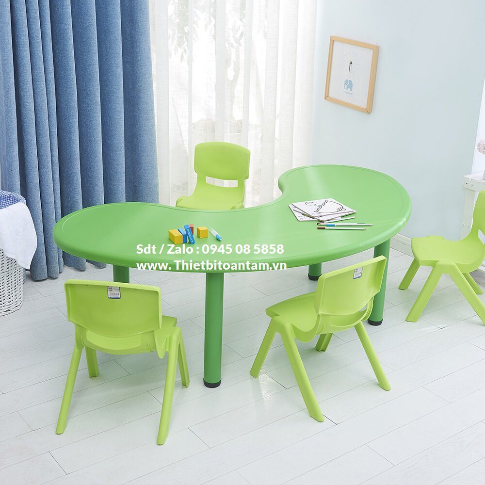Bàn nhựa hình bán nguyệt cho bé 8 chổ ngồi