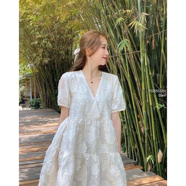 Đầm ren hoa nổi cổ tim tay ngắn 0522