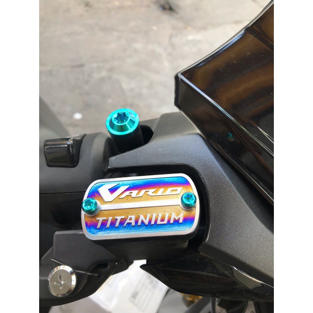 Tem Titan dán nắp dầu honda Vario 2017 2018 2019 kèm 2 ốc 4li15 gr5 (logo chữ ngẫu nhiên)