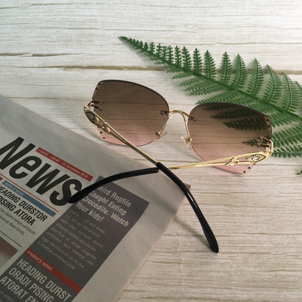 Kính Râm Nữ Thời Trang Đinh Ốc Sành Điệu | BigBuy360 - bigbuy360.vn