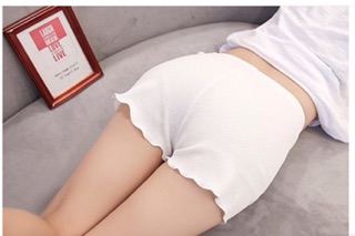 Quần mặc trong váy trắng, đen