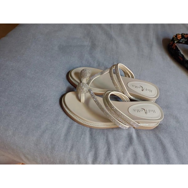 Dép xỏ ngón trắng đen 4cm