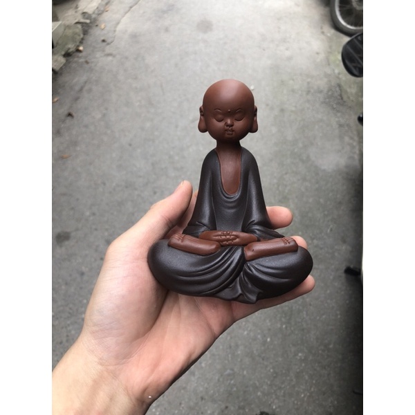 Tượng nhà sư cỡ trung ngồi thiền tịnh tâm niệm phật- chú tiểu gốm tử sa trang trí decor không gian bàn trà, ghép lũa