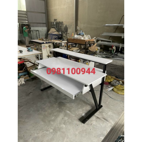 Bàn phòng thu studio màu trắng