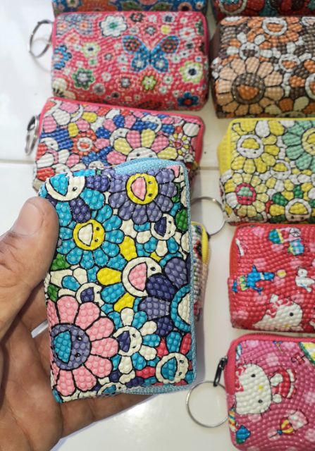 Một cái ví_bóp da Pu mini đa năng có dây kéo kích thước 10x6x3 cm rất đẹp