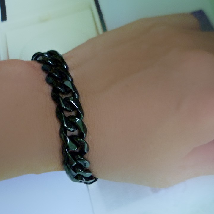 Lắc tay đen nam tính.