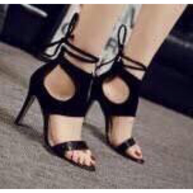 Giày cao gót màu đen dây cột size 39