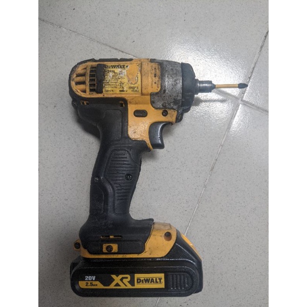 Máy bắn vít Dewalt 885