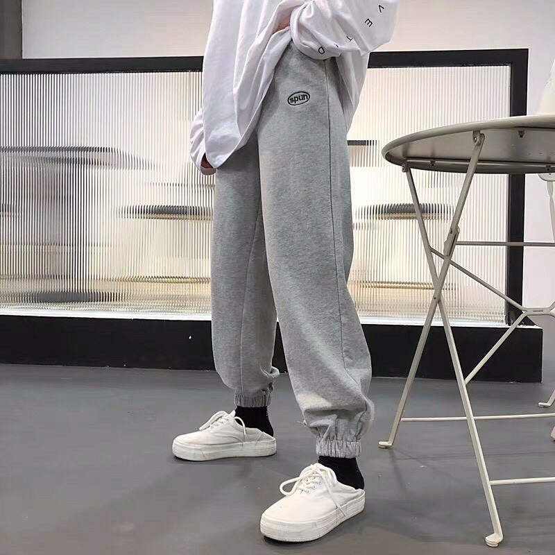 Quần jogger bo gấu thêu spur unisex chất liệu da cá năng đông