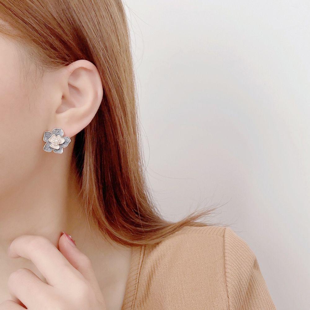 Khuyên Tai Kẹp Hình Hoa Ba Chiều Vintage Tráng Men Màu Xanh Dương Cho Nữ