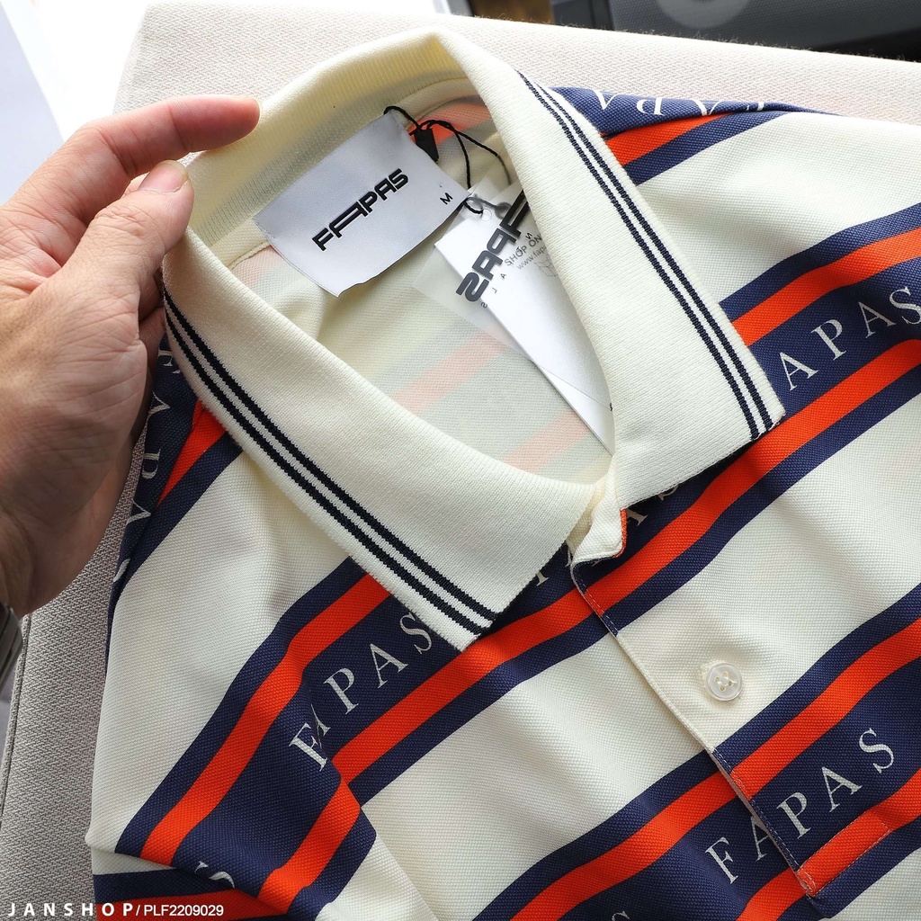 Áo Polo chất vải cotton 4 chiều mềm mịn và co giãn, form regular fit ôm nhẹ thoả mái, phối theo tông màu kem cùng 2 sắc