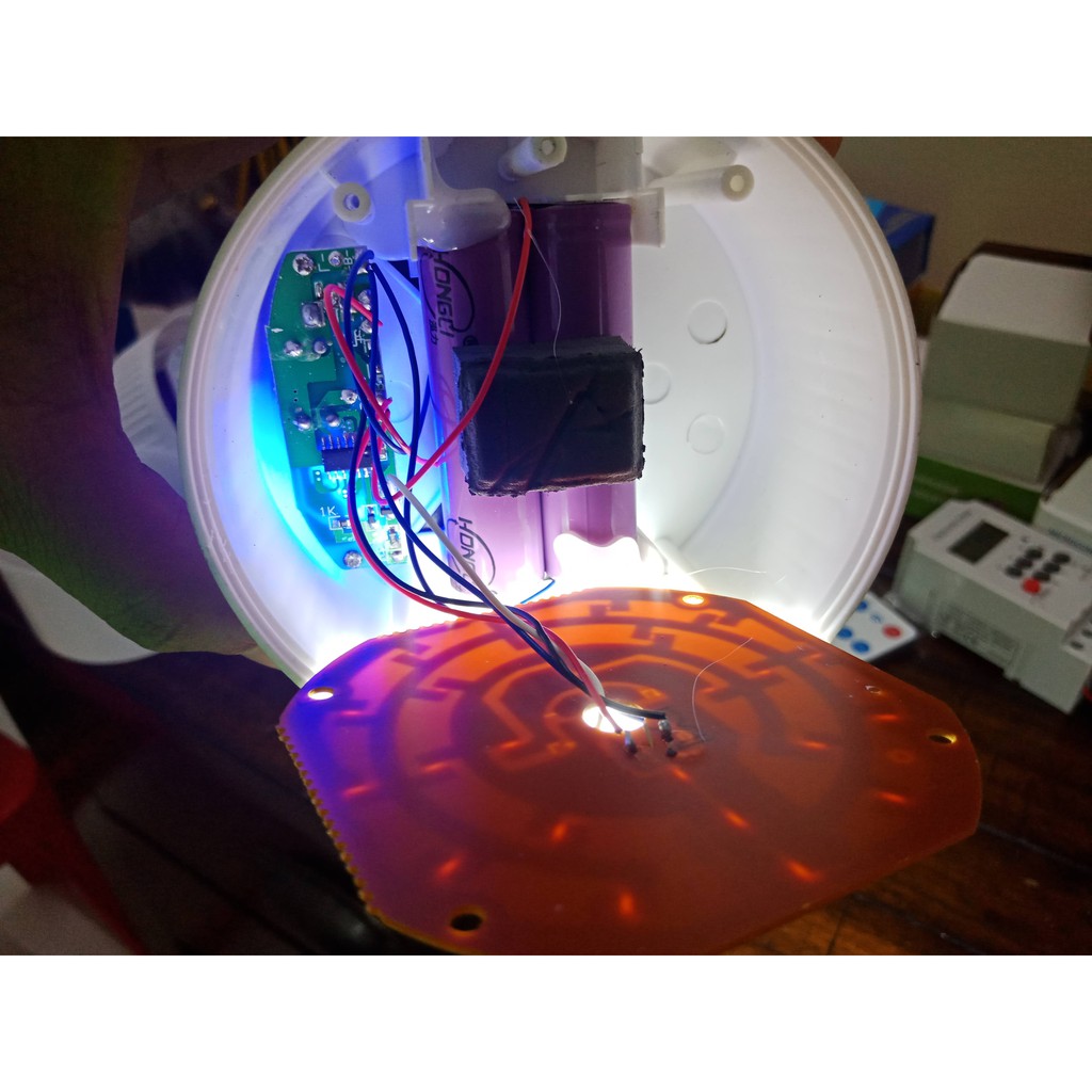 Đèn Tích Điện, Bóng đèn 100W, 2 viên PIN - Có tấm Pin năng lượng mặt trời và cáp sạc điện